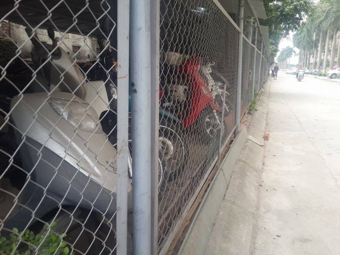 Khu vực nh&agrave; để xe rộng h&agrave;ng ngh&igrave;n m&eacute;t, được x&acirc;y dựng tạm, cột sắt lợp m&aacute;i t&ocirc;n, tại nhiều &ocirc;, lượng xe m&aacute;y, xe đạp đ&atilde; phủ k&iacute;n.