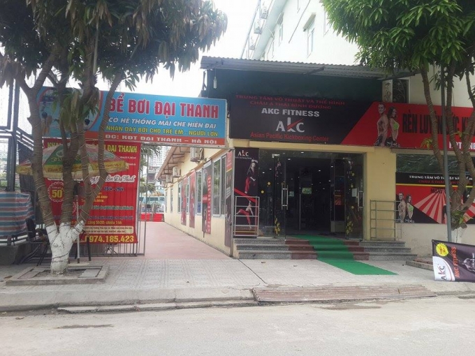 Th&ecirc;m đ&oacute; l&agrave; 1 bể bơi v&agrave; 2 s&acirc;n tennis.