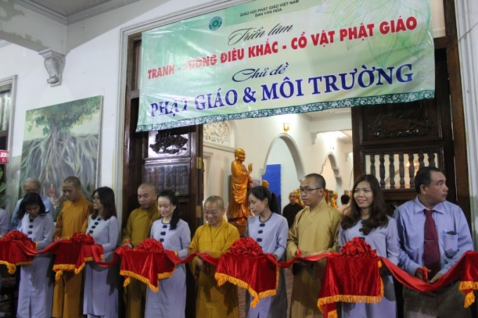 Cắt băng khai mạc triển l&atilde;m tranh, tượng v&agrave; cổ vật phật gi&aacute;o.