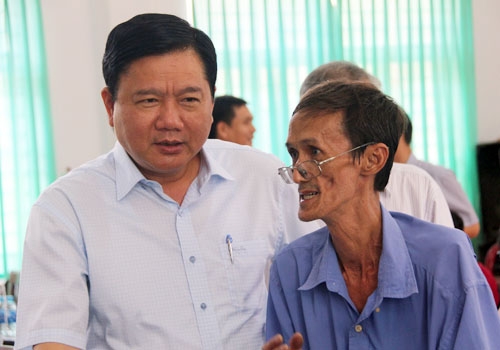 B&iacute; thư Th&agrave;nh ủy TP HCM Đinh La Thăng trao đổi với người d&acirc;n x&atilde; Đ&ocirc;ng Thạnh, huyện H&oacute;c M&ocirc;n.