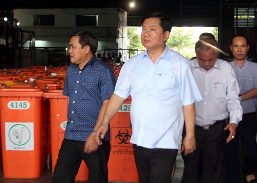 B&iacute; thư Th&agrave;nh ủy Đinh La Thăng&nbsp;đi kiểm tra b&atilde;i r&aacute;c Đ&ocirc;ng Thạnh ngay sau buổi tiếp x&uacute;c.