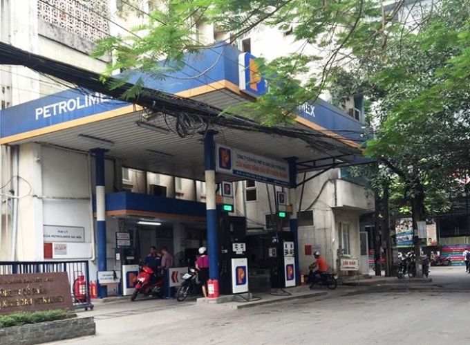 Kh&ocirc;ng c&oacute; chuyện dừng b&aacute;n ho&agrave;n to&agrave;n xăng RON 92 (Ảnh: Trần Linh).