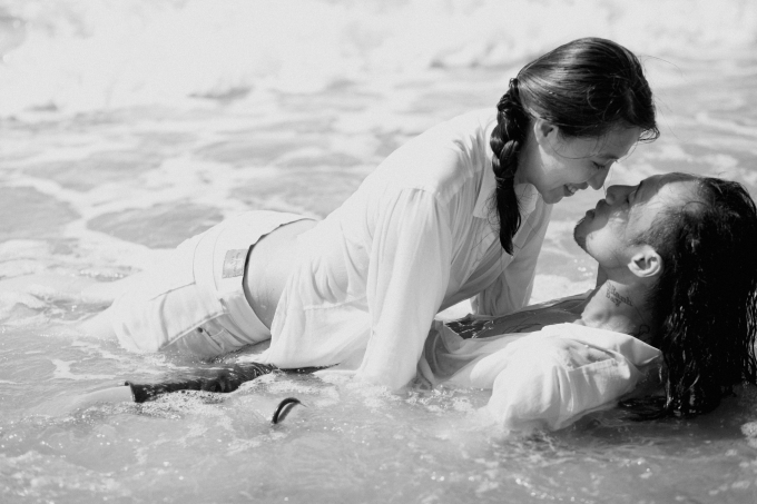 Vợ chồng Phạm Anh Khoa t&igrave;nh tứ ở biển.