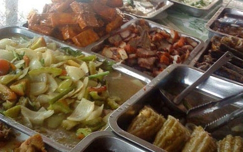 Những nguy&ecirc;n liệu &ocirc;i thiu được chế biến th&agrave;nh thức ăn để b&aacute;n cho kh&aacute;ch (Ảnh: Zing)