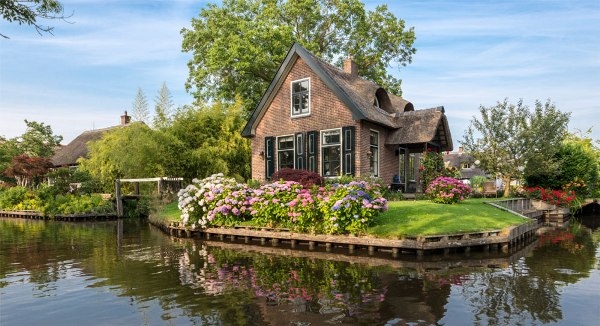 Ng&ocirc;i l&agrave;ng đẹp như truyện cổ t&iacute;ch ở H&agrave; Lan