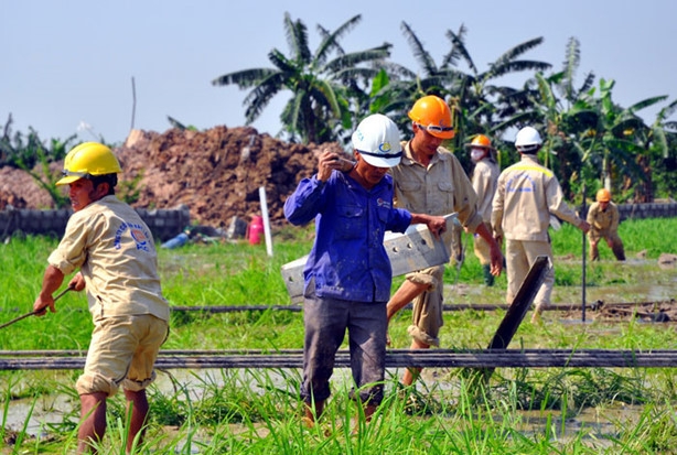 Nh&agrave; thầu C&ocirc;ng ty CP X&acirc;y lắp điện 1 (PCC1) l&agrave; đơn vị tham gia thi c&ocirc;ng c&ocirc;ng tr&igrave;nh cột điện đường d&acirc;y 500 kV Quảng Ninh &ndash; Hiệp H&ograve;a. Ảnh: Ho&agrave;n Nguyễn