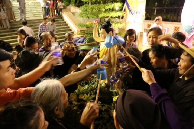 H&agrave;ng ngh&igrave;n người n&ocirc; nức k&iacute;nh mừng đại lễ Phật đản tại Điện Bi&ecirc;n