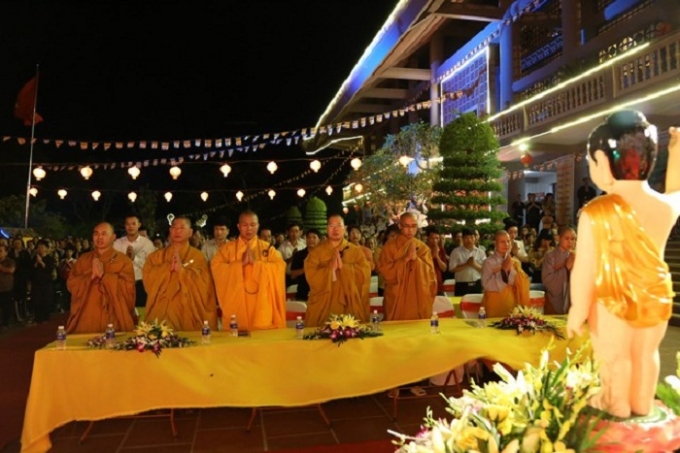 H&agrave;ng ngh&igrave;n người n&ocirc; nức k&iacute;nh mừng đại lễ Phật đản tại Điện Bi&ecirc;n