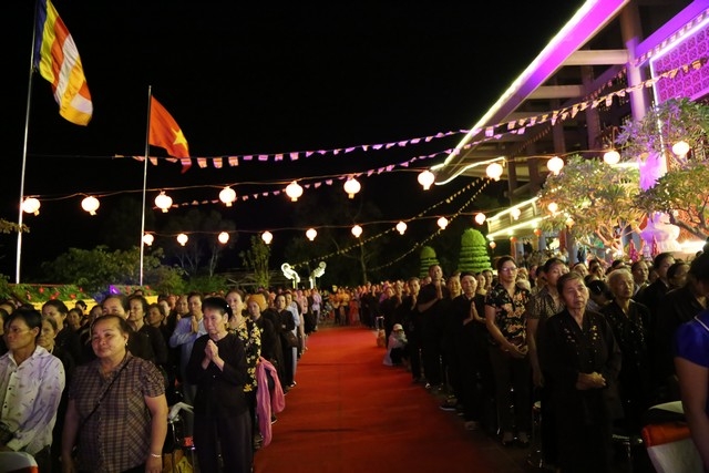 H&agrave;ng ngh&igrave;n người n&ocirc; nức k&iacute;nh mừng đại lễ Phật đản tại Điện Bi&ecirc;n