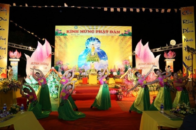 H&agrave;ng ngh&igrave;n người n&ocirc; nức k&iacute;nh mừng đại lễ Phật đản tại Điện Bi&ecirc;n