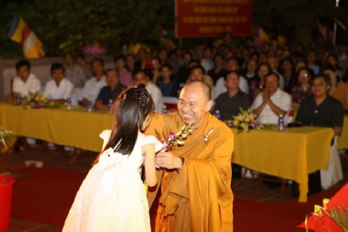 H&agrave;ng ngh&igrave;n người n&ocirc; nức k&iacute;nh mừng đại lễ Phật đản tại Điện Bi&ecirc;n