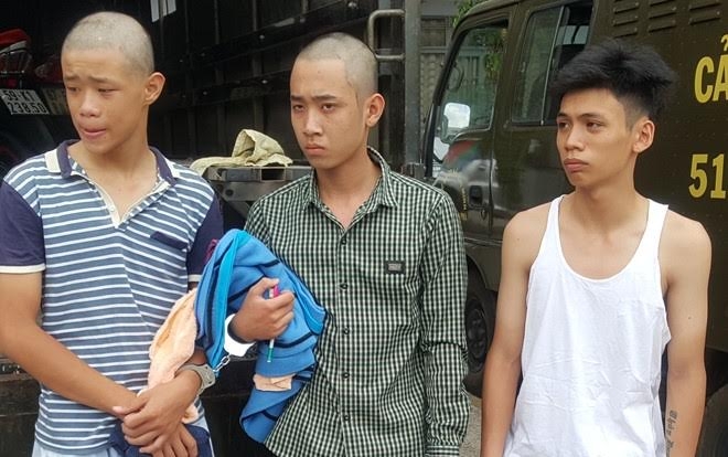 3 nghi can bị dẫn về cơ quan điều tra.