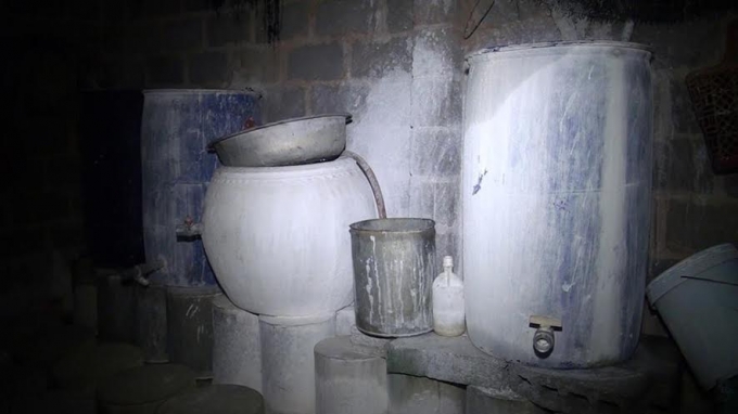 Ng&acirc;m, tưới bằng v&ocirc;i bột v&agrave; h&oacute;a chất k&iacute;ch th&iacute;ch.