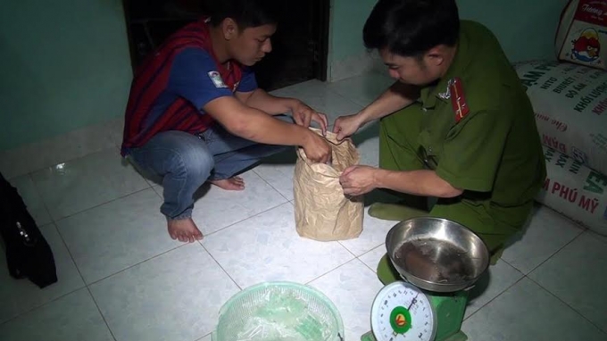 Cơ quan chức năng ph&aacute;t hiện quả tang cơ sở n&agrave;y sử dụng thuốc tăng trưởng.