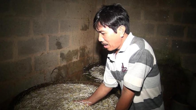 Khi ph&aacute;t hiện c&oacute; đo&agrave;n kiểm tra, chủ cơ sở đ&atilde; nhanh tay tẩu t&aacute;n t&uacute;i đựng chất k&iacute;ch th&iacute;ch tăng trưởng ra vườn thanh long ở ph&iacute;a sau nhưng đ&atilde; bị c&aacute;c trinh s&aacute;t của Ph&ograve;ng Cảnh s&aacute;t m&ocirc;i trường ph&aacute;t hiện v&agrave; thu giữ tang vật.