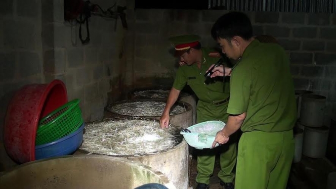 Tại hiện trường tổ kiểm tra đ&atilde; thu giữ 2 kg bột m&agrave;u trắng, 13 ống thuốc k&iacute;ch th&iacute;ch tăng trưởng ghi chữ Trung Quốc chưa sử dụng v&agrave; 210 ống thuốc đ&atilde; được sử dụng c&ugrave;ng 35 kg gi&aacute; th&agrave;nh phẩm đ&atilde; được ng&acirc;m tẩm h&oacute;a chất đang đ&oacute;ng g&oacute;i chuẩn bị đưa ra thị trường ti&ecirc;u thụ.