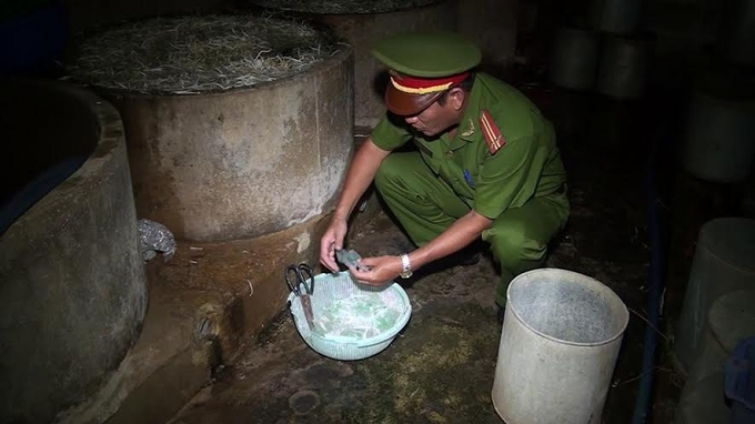 Cơ quan c&ocirc;ng an kiểm tra quy tr&igrave;nh sản xuất.