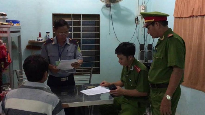 Đo&agrave;n kiểm tra li&ecirc;n ng&agrave;nh đ&atilde; lập bi&ecirc;n bản vi phạm h&agrave;nh ch&iacute;nh đối với cơ sơ sản xuất của&nbsp;&ocirc;ng H&agrave; Tấn Thượng (44 tuổi), nằm trong hẻm s&acirc;u tại th&ocirc;n Thắng H&ograve;a, x&atilde; H&agrave;m Thắng, huyện H&agrave;m Thuận Bắc (B&igrave;nh Thuận).