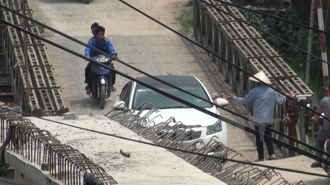 C&acirc;y cầu tạm phục vụ c&ocirc;ng tr&igrave;nh 3 năm nay trở th&agrave;nh con g&agrave; đẻ trứng v&agrave;ng nhờ thu ph&iacute; qua s&ocirc;ng tr&aacute;i ph&eacute;p. (Ảnh: PV/Vietnam+)