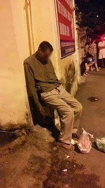 H&igrave;nh &ocirc;ng cụ dựa lưng v&agrave;o tường.