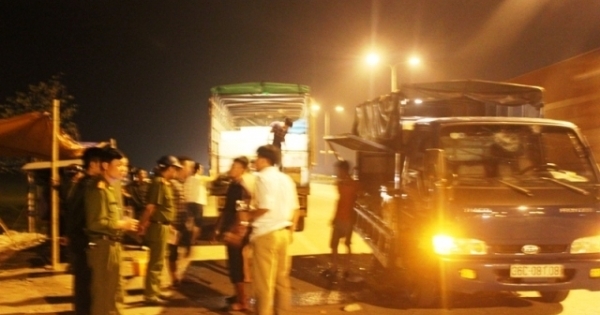 Thanh Hóa: Nhóm côn đồ hung hãn dùng súng bắn nát kính xe, tưới xăng dọa đốt