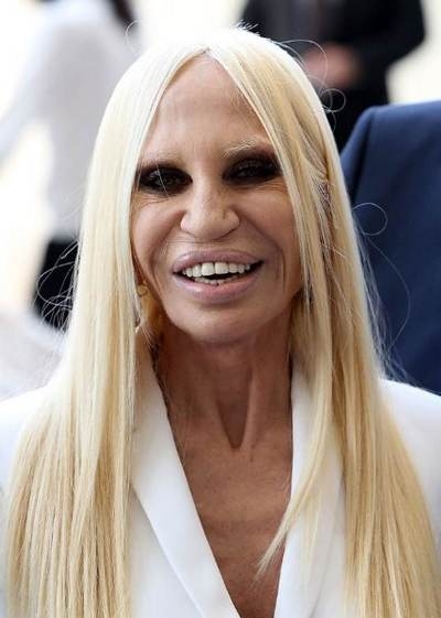 Đ&acirc;y l&agrave; ph&oacute; chủ tịch của thương hiệu Versace nổi tiếng Donatella Versace, tuy nhi&ecirc;n quyền lực v&agrave; nhan sắc của c&ocirc; lại tỷ lệ nghịch với nhau th&igrave; phải?