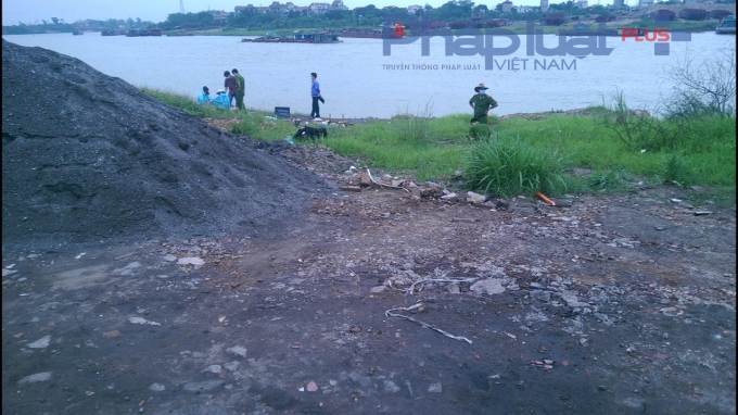 Lực lượng chức năng c&oacute; mặt tại hiện trường.