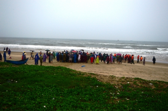 Rất nhiều người d&acirc;n ra biển Hải Trạch để theo gi&otilde;i c&ocirc;ng t&aacute;c cứu hộ.