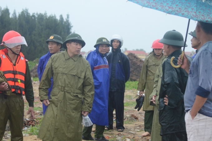 Lảnh đạo tỉnh v&agrave; huyện cũng đa nhanh ch&oacute;ng c&oacute; mặt để động vi&ecirc;n b&agrave; con gặp nạn.