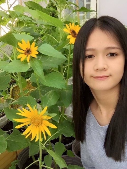 Hồng Kiều th&iacute;ch th&uacute; b&ecirc;n th&agrave;nh quả của m&igrave;nh.