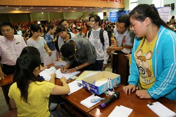 Th&iacute; sinh v&agrave; phụ huynh đến nộp hồ sơ x&eacute;t tuyển v&agrave;o trường ĐH Kinh tế TPHCM trong kỳ tuyển sinh năm 2015. Ảnh: Như H&ugrave;ng.