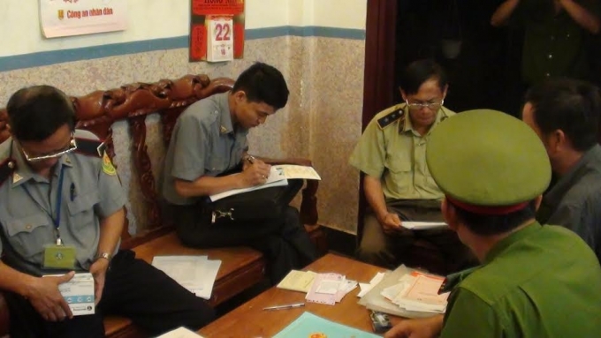 Đo&agrave;n Kiểm tra li&ecirc;n ng&agrave;nh đ&atilde; thu giữ c&aacute;c mẫu thịt khoảng 500 k&yacute; v&agrave;  một số heo sống để tiến h&agrave;nh kiểm định, điều tra v&agrave; xử l&yacute; theo quy định của  ph&aacute;p luật.