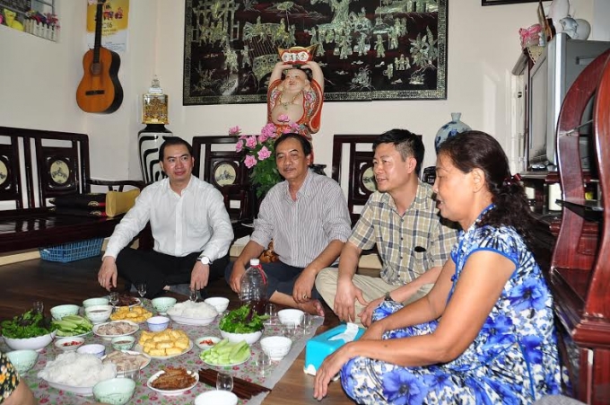 Luật sư Trương Anh T&uacute; (b&igrave;a tr&aacute;i) trong căn nh&agrave; khang trang của một hộ d&acirc;n Đầm Hồng.