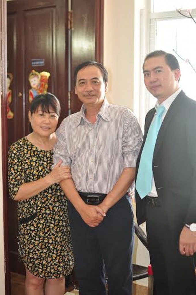 Luật sư T&uacute; trong lần mừng nh&agrave; mới của gia đ&igrave;nh vợ chồng &ocirc;ng Thọ - b&agrave; Loan.