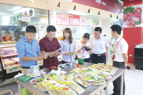 Đo&agrave;n kiểm tra li&ecirc;n ng&agrave;nh số 2 kiểm tra nhanh c&aacute;c mẫu rau, củ quả v&agrave; gi&ograve; chả tại Chi nh&aacute;nh Việt Tr&igrave; C&ocirc;ng ty cổ phần Dịch vụ thương mại tổng hợp Vincommerce. (Nguồn: B&aacute;o Ph&uacute; Thọ)