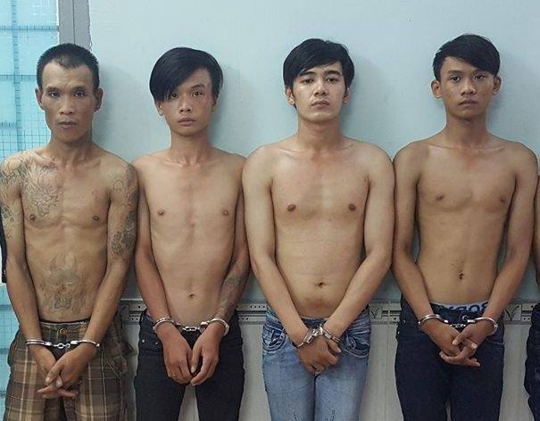 Nh&oacute;m nghi can tại cơ quan c&ocirc;ng an.