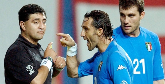 D&ugrave; c&oacute; chui xuống mồ, người Italia cũng kh&ocirc;ng bao giờ qu&ecirc;n được Byron Moreno - g&atilde; trọng t&agrave;i m&agrave; họ gọi l&agrave; &ldquo;tồi tệ&rdquo; v&agrave; &ldquo;khốn nạn nhất thế giới&rdquo;&hellip;