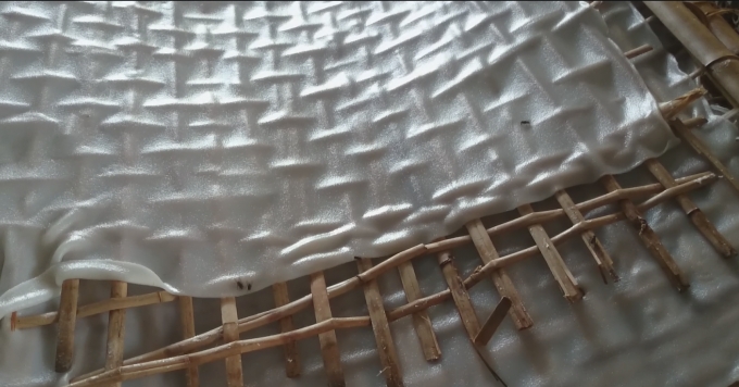 Ruồi nhặng bu đầy c&aacute;c liếp phơi hủ tiếu