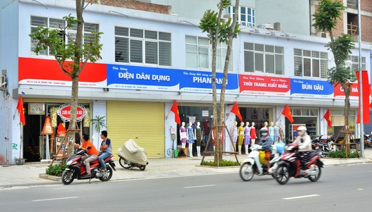 Biển quảng c&aacute;o lạc hậu, thiếu thẩm mỹ.