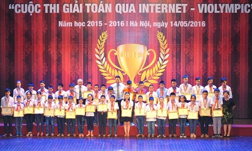 C&aacute;c th&iacute; sinh đạt huy chương v&agrave;ng nhận thưởng tại lễ trao giải