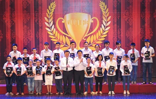 Trao m&aacute;y t&iacute;nh cho th&iacute; sinh đạt th&agrave;nh t&iacute;ch cao trong cuộc thi.