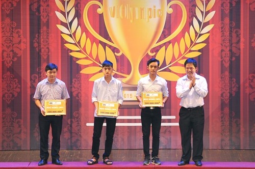 TS Đ&agrave;m Quang Minh - Hiệu trường Trường ĐH FPT trao học bổng to&agrave;n phần cho c&aacute;c học sinh xuất sắc