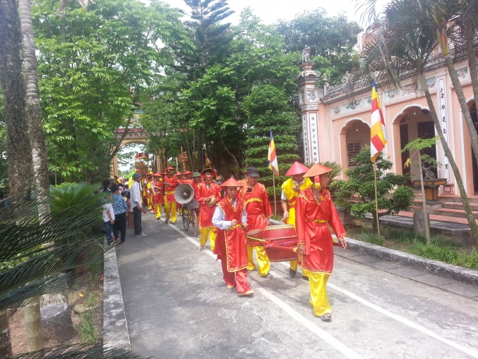 Ninh B&igrave;nh: Độc đ&aacute;o lễ hội luồn kiệu lấy may