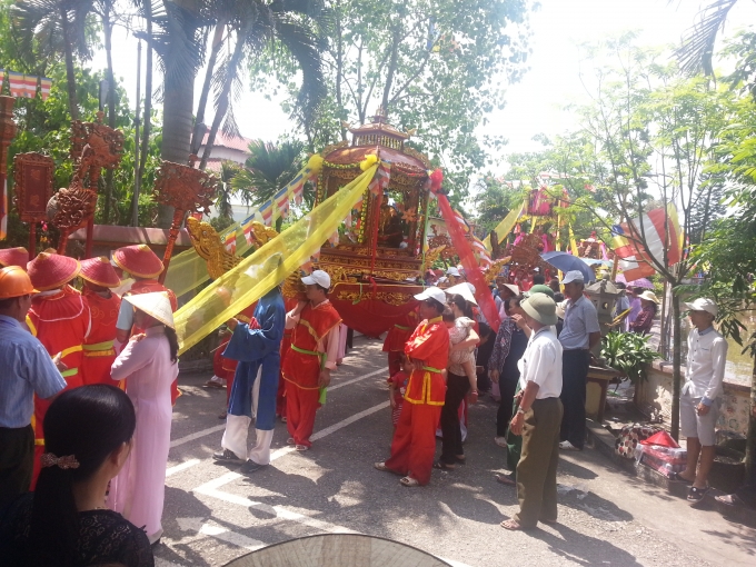 Ninh B&igrave;nh: Độc đ&aacute;o lễ hội luồn kiệu lấy may