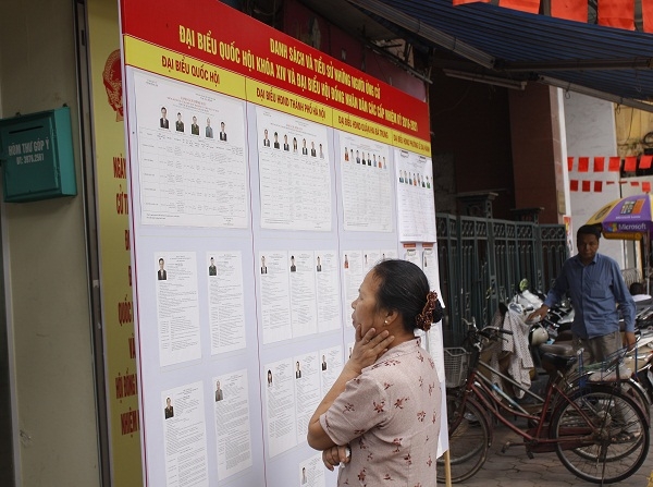 Người d&acirc;n t&igrave;m hiểu th&ocirc;ng tin nơi ni&ecirc;m yết danh s&aacute;ch c&aacute;c cử chi. Tại c&aacute;c điểm n&agrave;y lu&ocirc;n c&oacute; c&aacute;n bộ trực để tiếp nhận &yacute; kiến phản hồi, thắc mắc của b&agrave; con li&ecirc;n quan đến bầu cử.