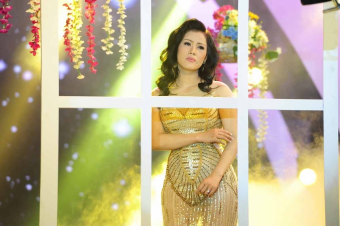 Với chất giọng alto lộng lẫy, Mỹ Hạnh đ&atilde; h&aacute;t như r&uacute;t ruột, tưởng nhớ người thầy đ&aacute;ng k&iacute;nh của m&igrave;nh.&nbsp;