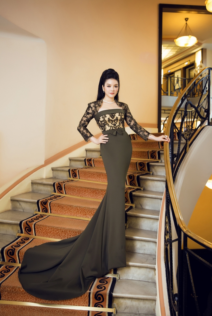 L&yacute; Nh&atilde; Kỳ ki&ecirc;u sa tr&ecirc;n thảm đỏ Cannes