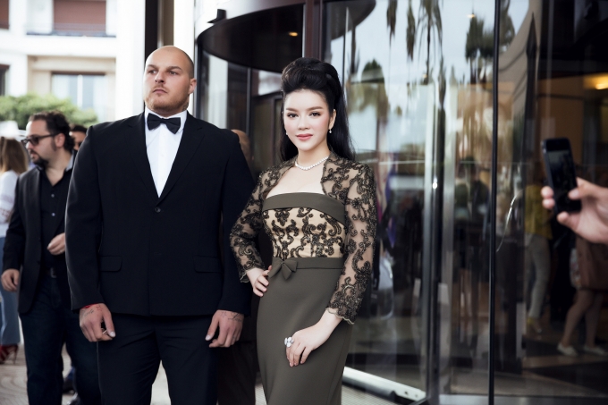 L&yacute; Nh&atilde; Kỳ ki&ecirc;u sa tr&ecirc;n thảm đỏ Cannes