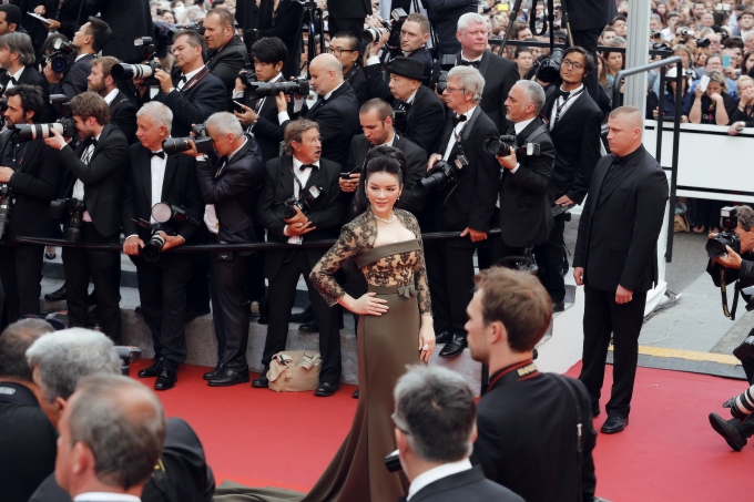 L&yacute; Nh&atilde; Kỳ ki&ecirc;u sa tr&ecirc;n thảm đỏ Cannes