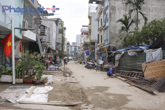 Dự &aacute;n cải tạo mương T5A1 từ phố T&acirc;y Sơn đến phố Y&ecirc;n L&atilde;ng đ&atilde; nhiều năm nay thi c&ocirc;ng m&atilde;i kh&ocirc;ng xong, khiến cho cuộc sống của người d&acirc;n bị x&aacute;o trộn, sinh hoạt gặp nhiều kh&oacute; khăn, nhất l&agrave; việc đi lại.